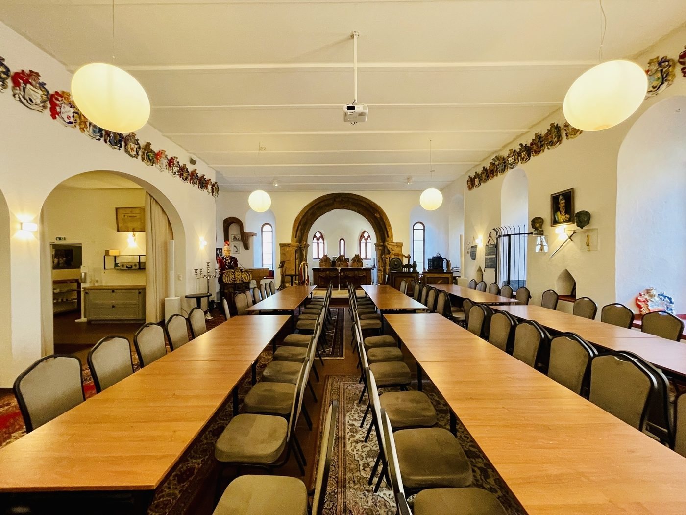 Der Rittersaal der Schlaraffia Moguntia mit Blick zur Apsis