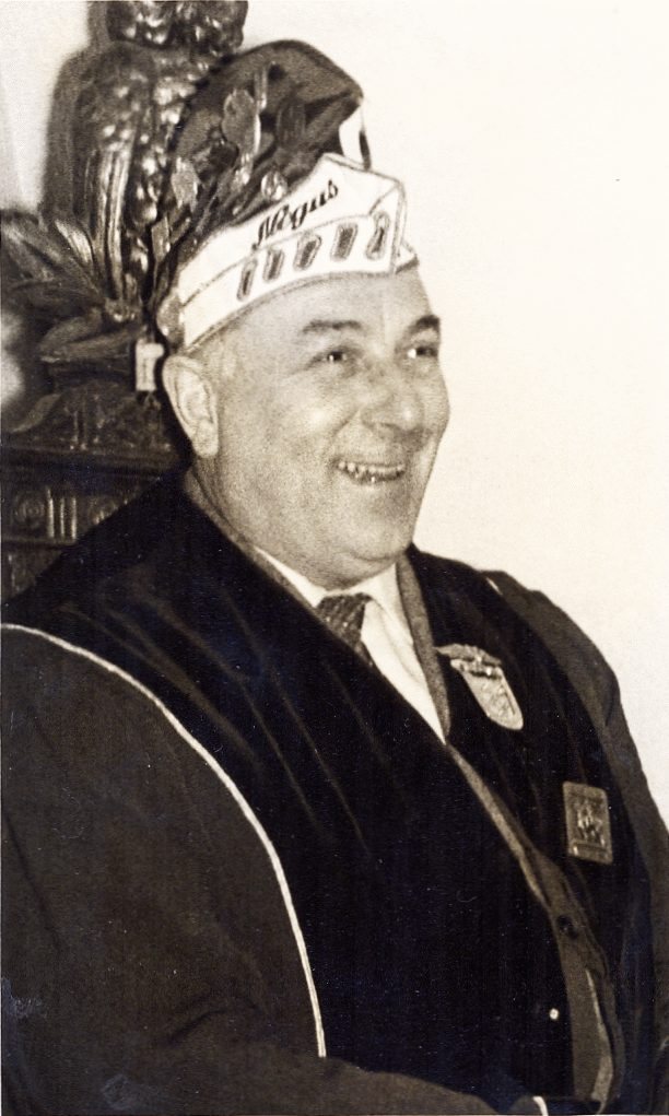 Ernst Neger als Rt Negus der Daag- und Nachtdecker in schlaraffischer Rüstung mit Helm